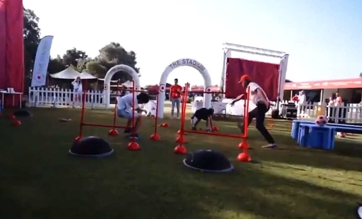 Circuito de obstáculos hinchable durante un evento