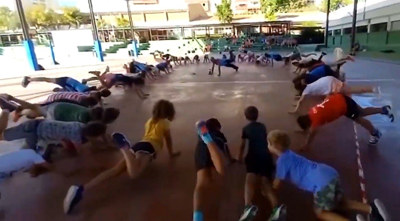 Niños entrenando fuerza en el pabellón