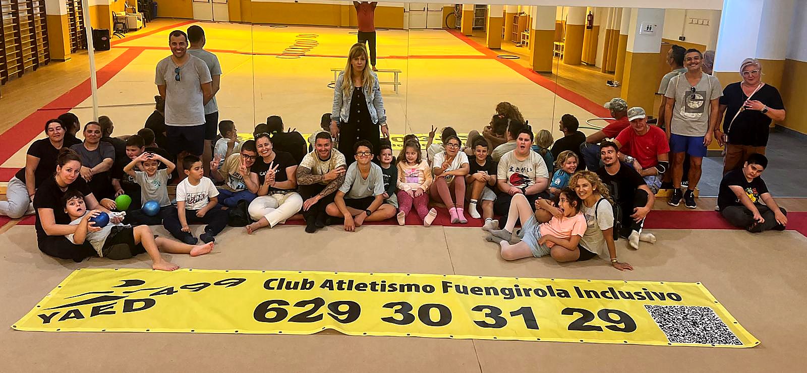 Foto de grupo en el pabellón sobre alfombra YAED499